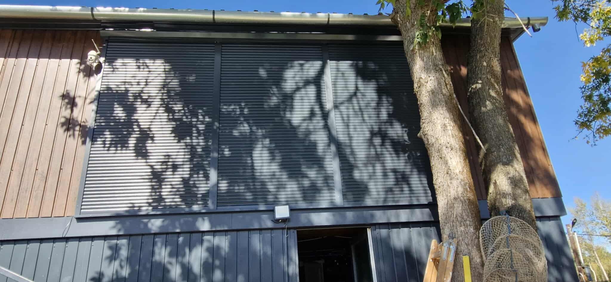 Terasz lezárás redőnyökkel.